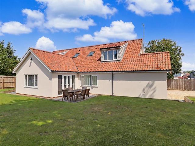 Bungalow for sale in Wroxham, Crostwick