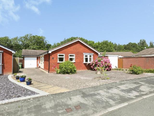 Bungalow for sale in Alderminster, Warwickshire