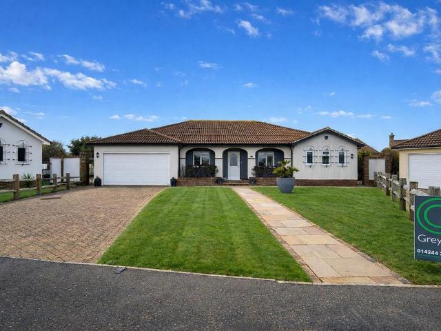 Bungalow for sale in Cooden, Heathlands
