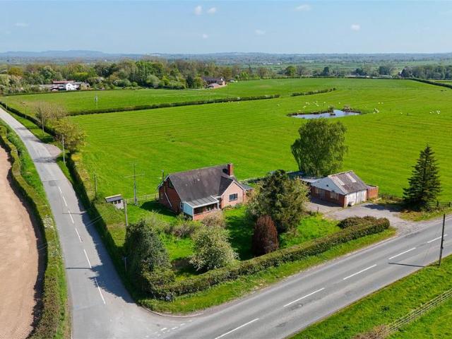 Bungalow for sale in Bangor On Dee, Wales