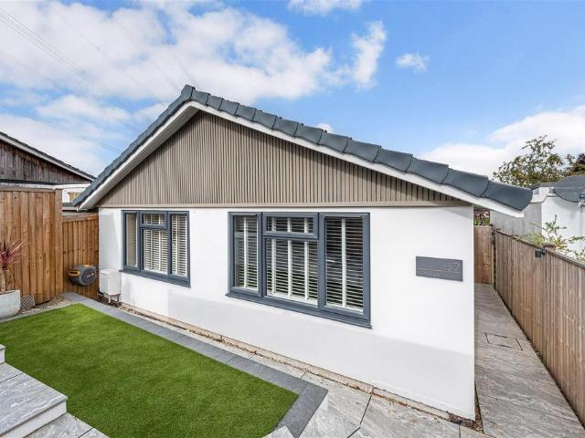 Bungalow for sale in Clanfield, East Hampshire