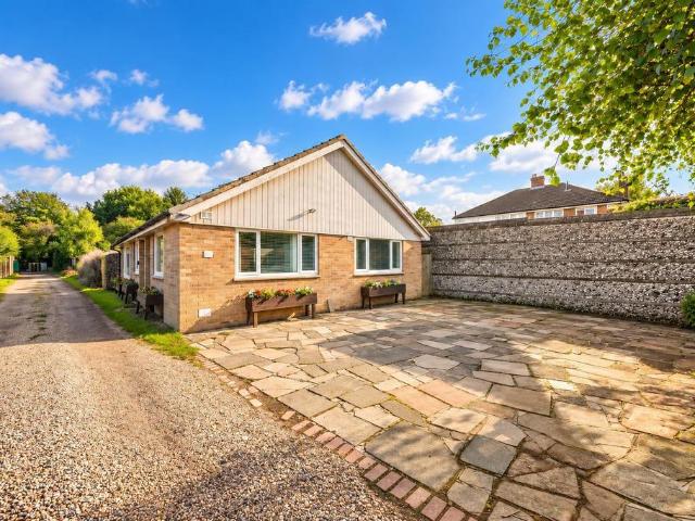 Bungalow for sale in Woodmansterne, Reigate and Banstead