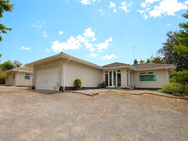 Bungalow for sale in Crookhill, Worcestershire