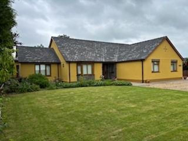 Bungalow for sale in Llanllwni, Wales
