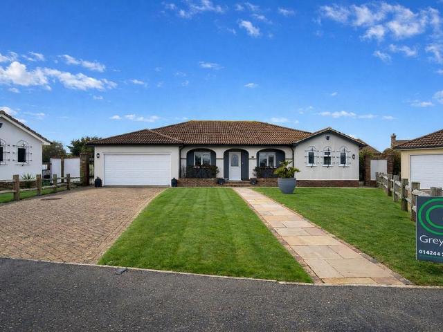 Bungalow for sale in Cooden, Rother