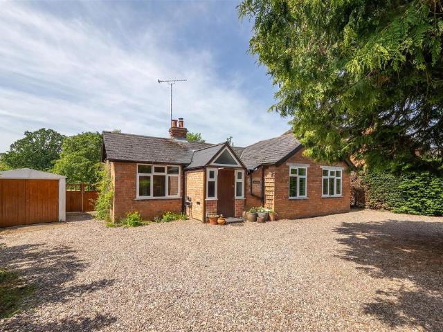 Bungalow for sale in Alderminster, Warwickshire