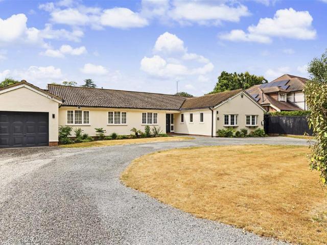 Bungalow for sale in Hatching Green, Five Acres