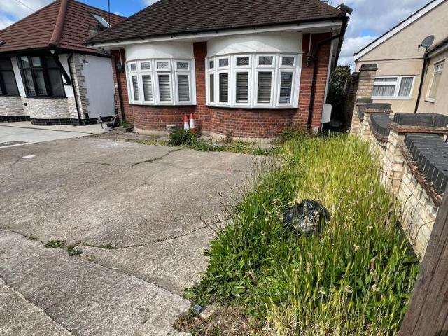 Bungalow for sale in South Hornchurch, Greater London