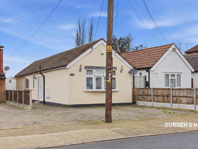 Bungalow for sale in South Hornchurch, Greater London