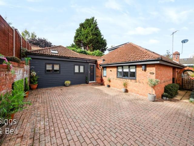 Bungalow for sale in Park Town, Luton
