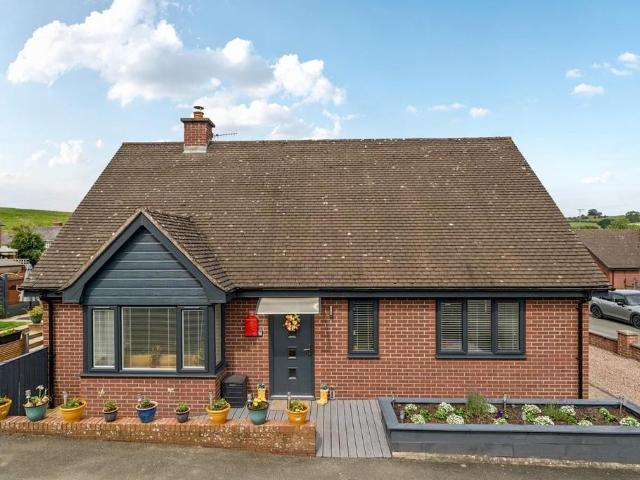 Bungalow for sale in Llandyssil