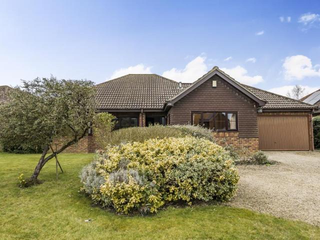 Bungalow for sale in Weston Turville