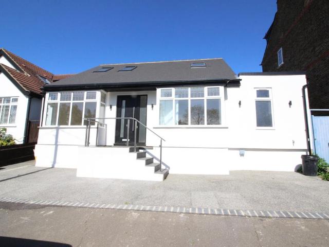 Bungalow for sale in Worcester Park, Greater London