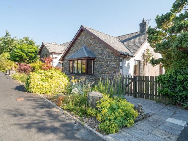Bungalow for sale in Waunfawr, Wales