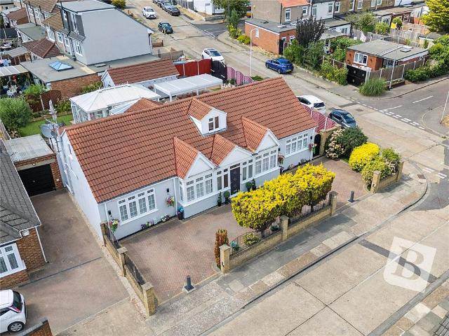 Bungalow for sale in Rainham, Greater London
