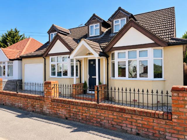 Bungalow for sale in Batchworth, Hertfordshire