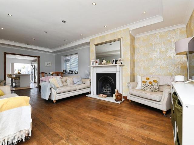 Bungalow for sale in South Hornchurch, Greater London