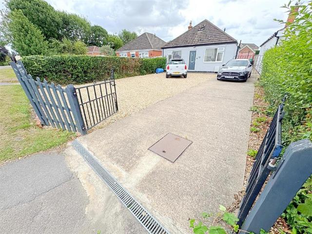 Bungalow for sale in Holton le Clay, Belleau