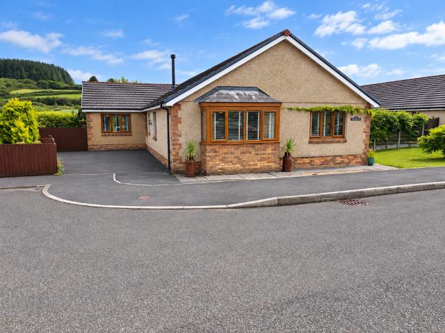 Bungalow for sale in Llannon, Wales
