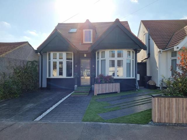 Bungalow for sale in London Borough of Redbridge, Greater London