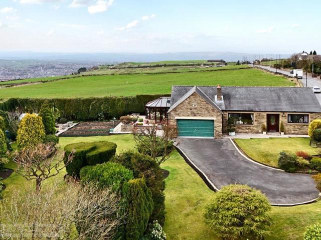 Bungalow for sale in Shaw and Crompton, Pendock