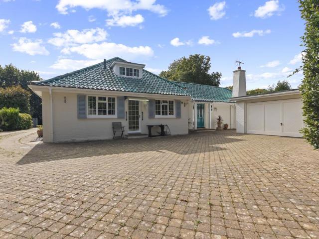 Bungalow for sale in Rose Green, Arun