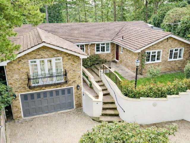 Bungalow for sale in Heol-las, Surrey