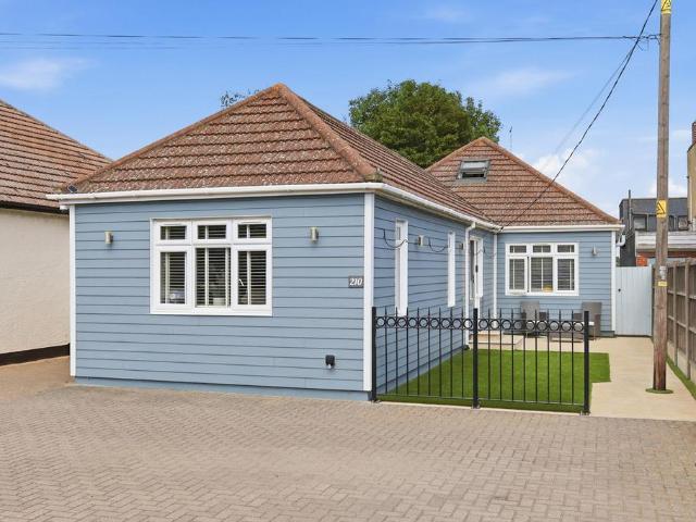 Bungalow for sale in Stroud Green, Barling