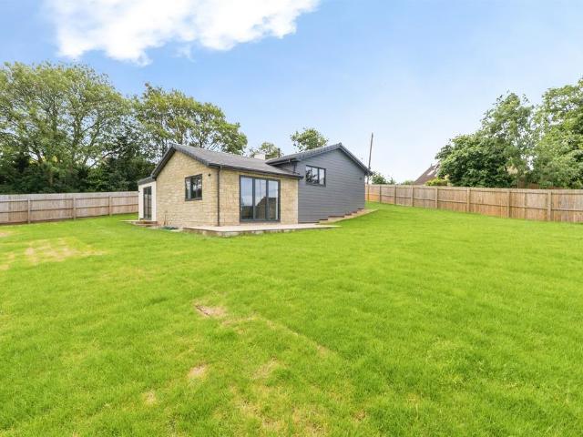 Bungalow for sale in Kingswood