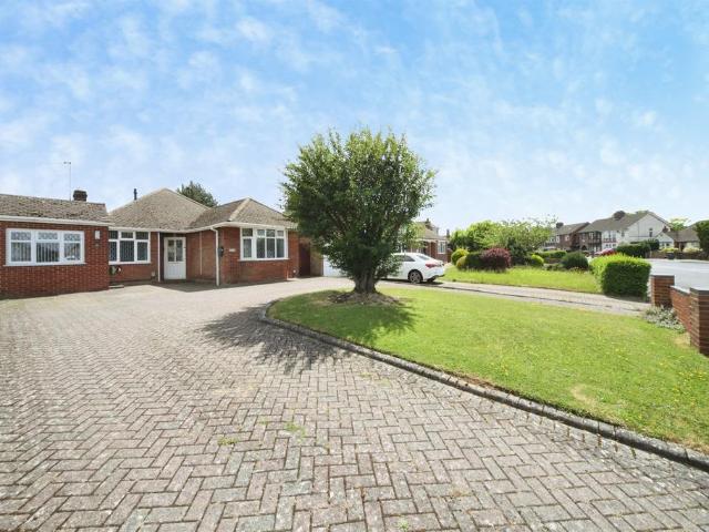 Bungalow for sale in Spring Park, Luton