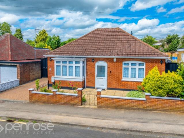 Bungalow for sale in Luton, England