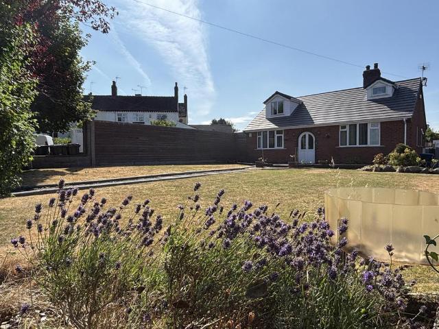 Bungalow for rent in Cheadle, Kingsley Moor