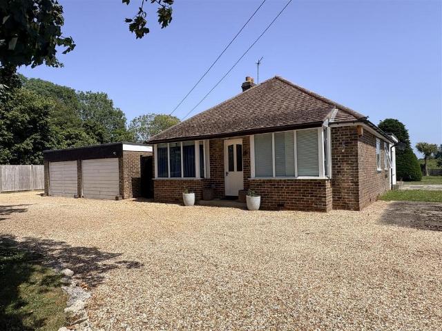 Bungalow for rent in Littlecote, West Sussex