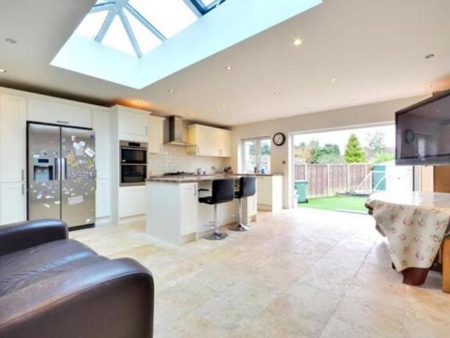 Bungalow for rent in Uxbridge, Hillingdon