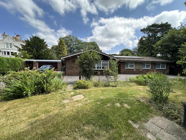 Bungalow for rent in Red Hill, Surrey