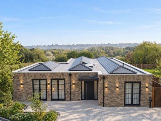 Bungalow for rent in London Borough of Barnet, Greater London
