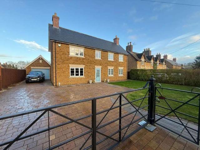 Farm for sale in Branston, Brentingby