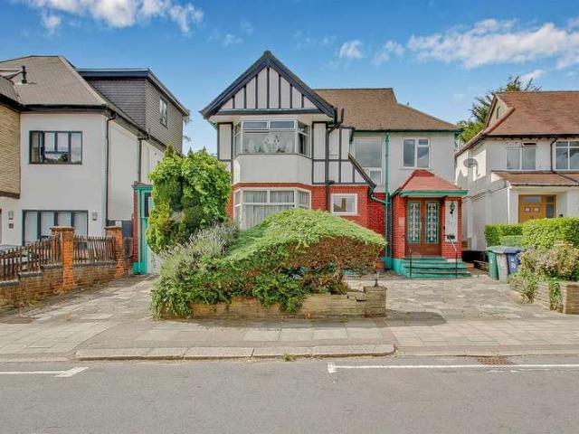 Farm for sale in Hendon Central, The Hyde