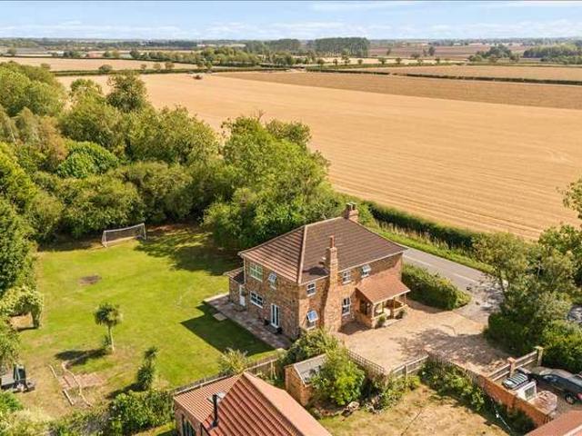 Farm for sale in Holton le Clay, Belleau