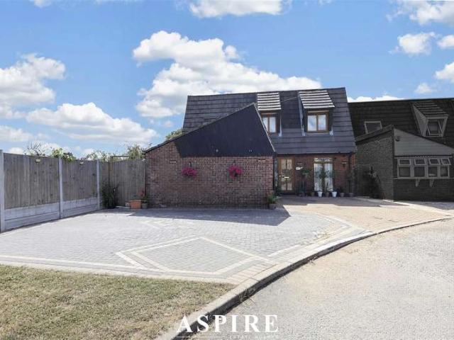 Farm for sale in Bowers Gifford, Essex