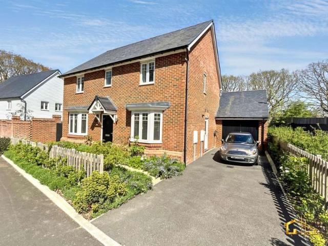 Farm for sale in Little Common, Heathlands