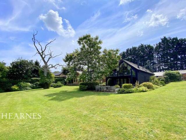 Farm for sale in Holdenhurst, Bournemouth