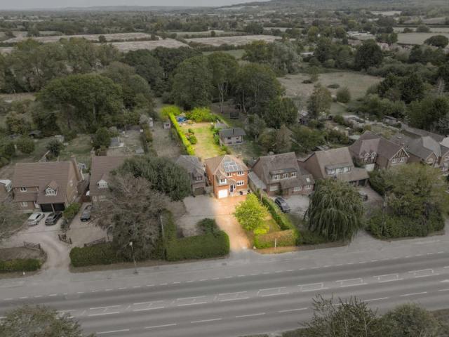 Farm for sale in Weston Turville, Stoke Mandeville