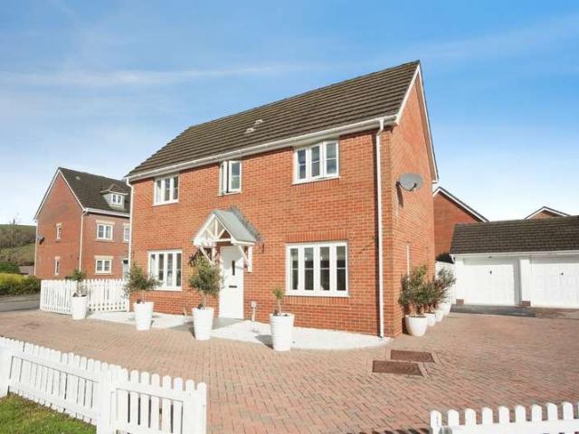 Farm for sale in Hendredenny