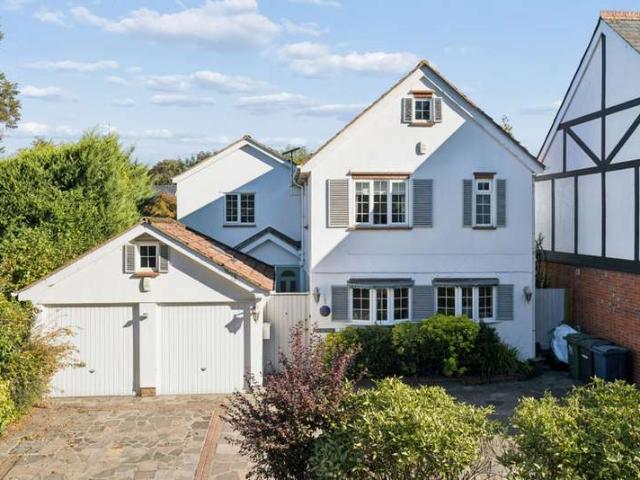 Farm for sale in Fern, Little Marlow