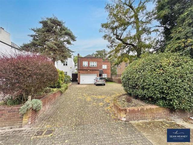 Farm for sale in Oakleigh Park, Greater London