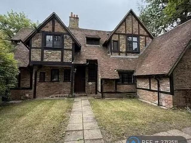 House for rent in Lower Green Esher, Blackhills