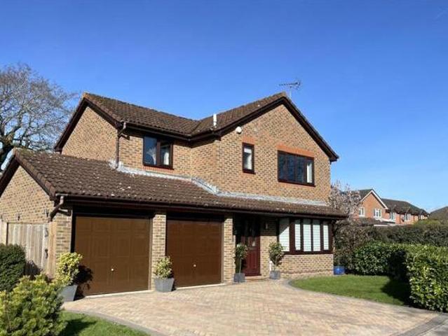 House for rent in The Crescent, Farnborough