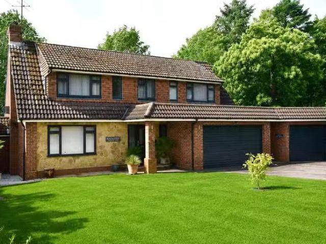 House for rent in Pachesham Park, Surrey