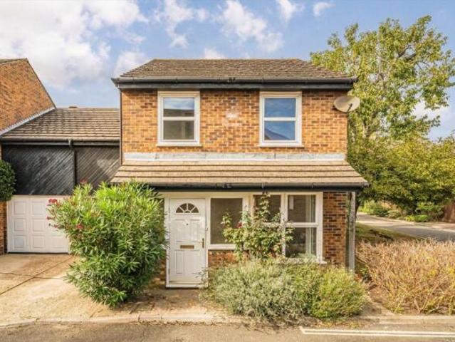 Bungalow for rent in London Borough of Richmond upon Thames, Greater London